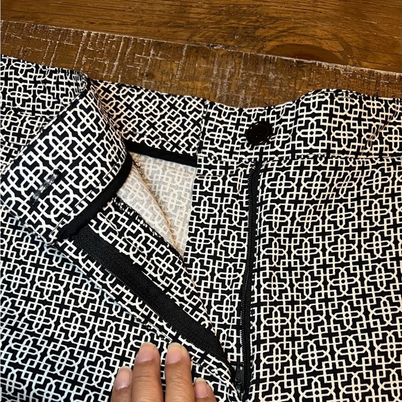 Counterparts Capris Monochrome Geometric Pants - Picture 6 of 11